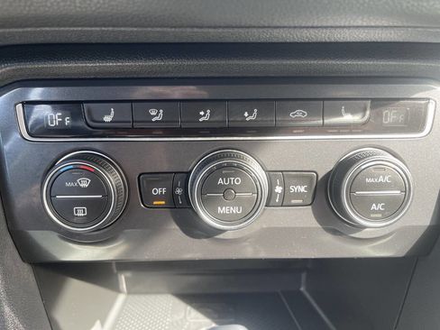 Used 2020 Volkswagen Tiguan SE image 32