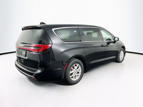 Used 2024 Chrysler Pacifica Touring-L image 9