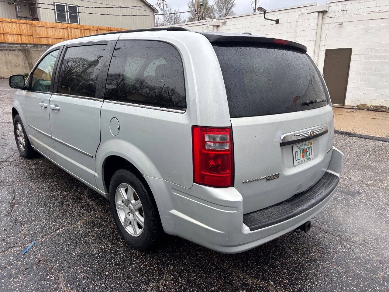 Used 2010 Chrysler Town & Country Touring FWD image 9