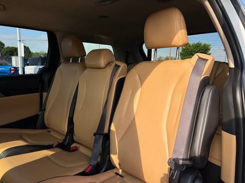 Used 2023 Kia Carnival LX FWD image 27