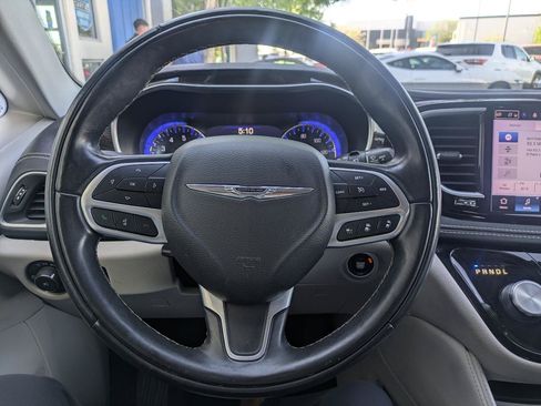 Used 2022 Chrysler Pacifica Limited FWD image 8