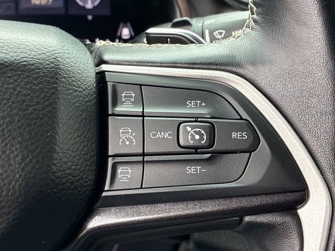 Used 2022 Jeep Grand Cherokee Laredo w/ Luxury Tech Group I AWD/4WD image 28