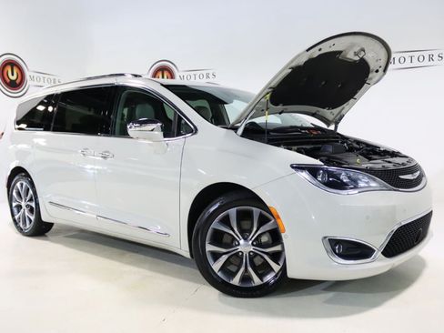 Used 2019 Chrysler Pacifica Limited w/ Tire & Wheel Group FWD image 28
