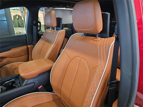 New 2026 Chrysler Pacifica Pinnacle image 17