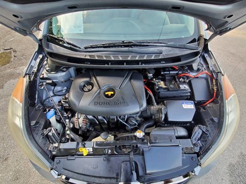 Used 2013 Hyundai Elantra SE FWD image 18
