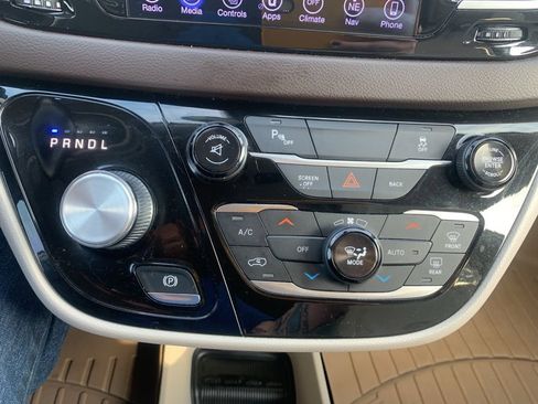 Used 2017 Chrysler Pacifica Touring-L Plus w/ Tire & Wheel Group image 25