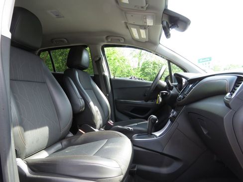 Used 2022 Chevrolet Trax LT AWD/4WD image 13