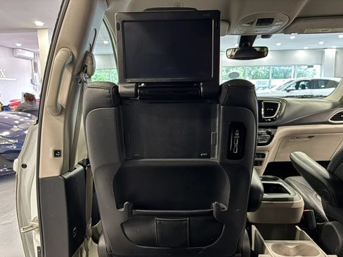 Used 2020 Chrysler Pacifica Touring-L Plus FWD image 26