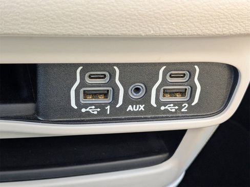 Used 2024 Chrysler Pacifica Touring-L image 24