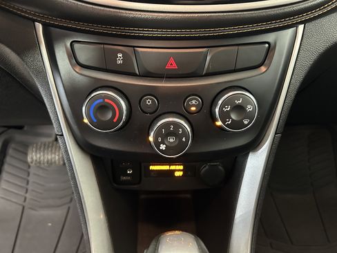 Used 2018 Chevrolet Trax LT w/ LT Convenience Package FWD image 19
