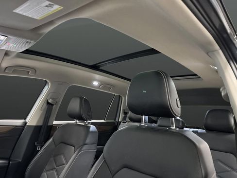 Used 2024 Volkswagen Atlas SE w/ Panoramic Sunroof Package image 7