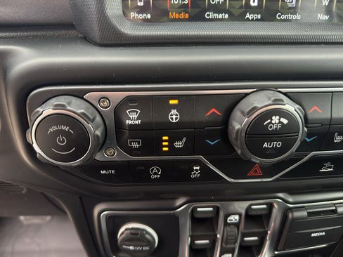 Used 2021 Jeep Gladiator Mojave w/ Dual Top Group AWD/4WD image 34