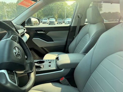 Used 2024 Toyota Highlander XLE FWD image 5