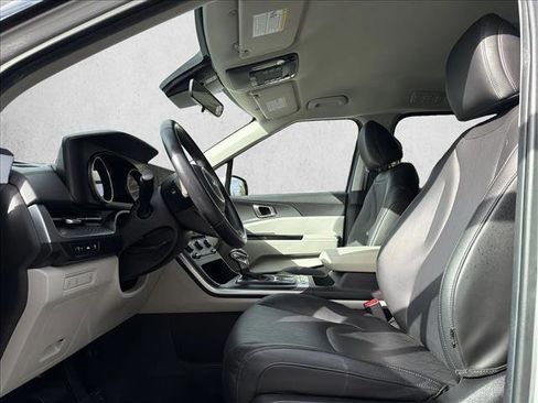 Used 2022 Kia Carnival LX image 11