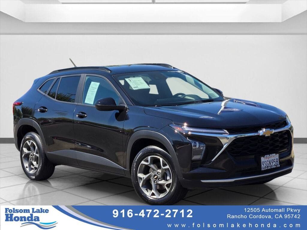 Used 2025 Chevrolet Trax LT FWD image 1