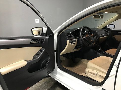 Used 2015 Volkswagen Jetta SE image 9