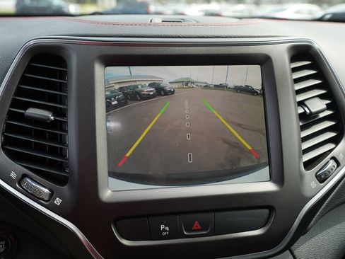 Used 2019 Jeep Cherokee Trailhawk AWD/4WD image 30
