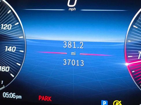 Used 2025 Mercedes-Benz GLB 250 4MATIC image 29