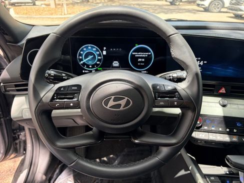 Used 2025 Hyundai Elantra Limited FWD image 29