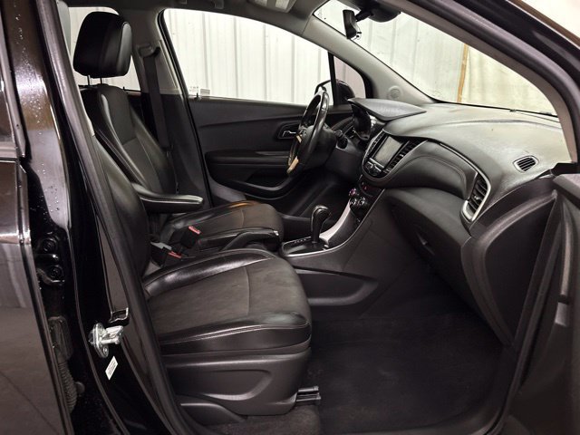 Used 2021 Chevrolet Trax LT w/ Midnight Edition FWD image 19