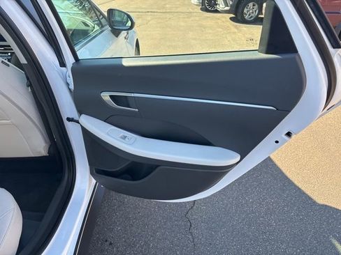 Certified 2025 Hyundai Sonata SE image 9