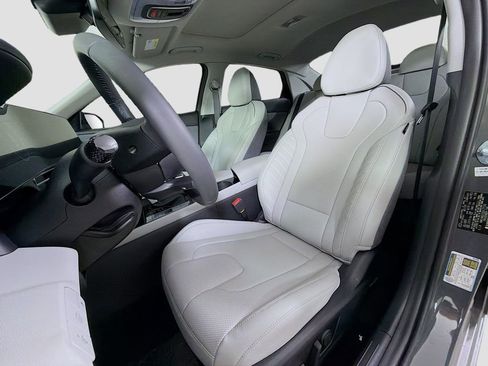 New 2025 Hyundai Elantra Limited image 12