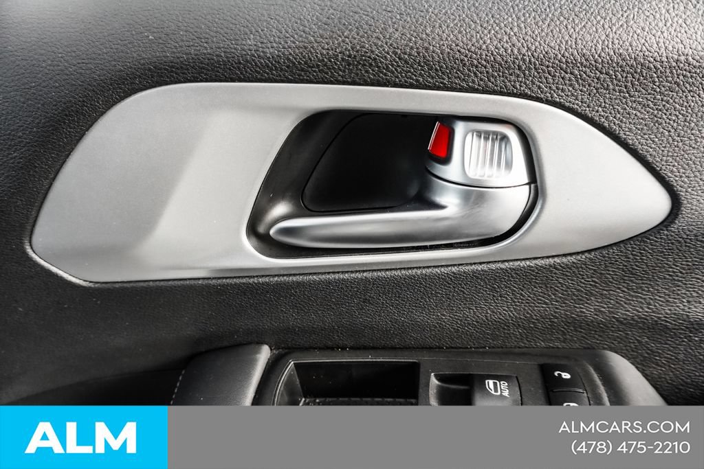 Used 2025 Chrysler Pacifica Limited FWD image 40
