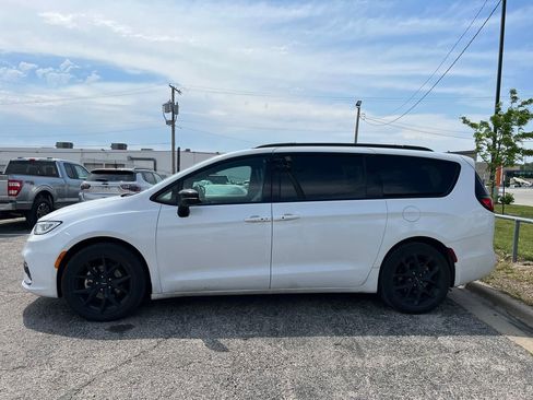 Used 2024 Chrysler Pacifica Touring-L w/ S Appearance Package FWD image 2