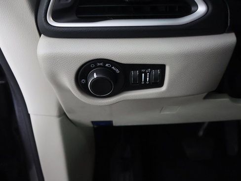 Used 2023 Chrysler Voyager LX image 35