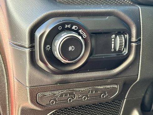 Used 2025 Jeep Wrangler Unlimited Rubicon AWD/4WD image 19