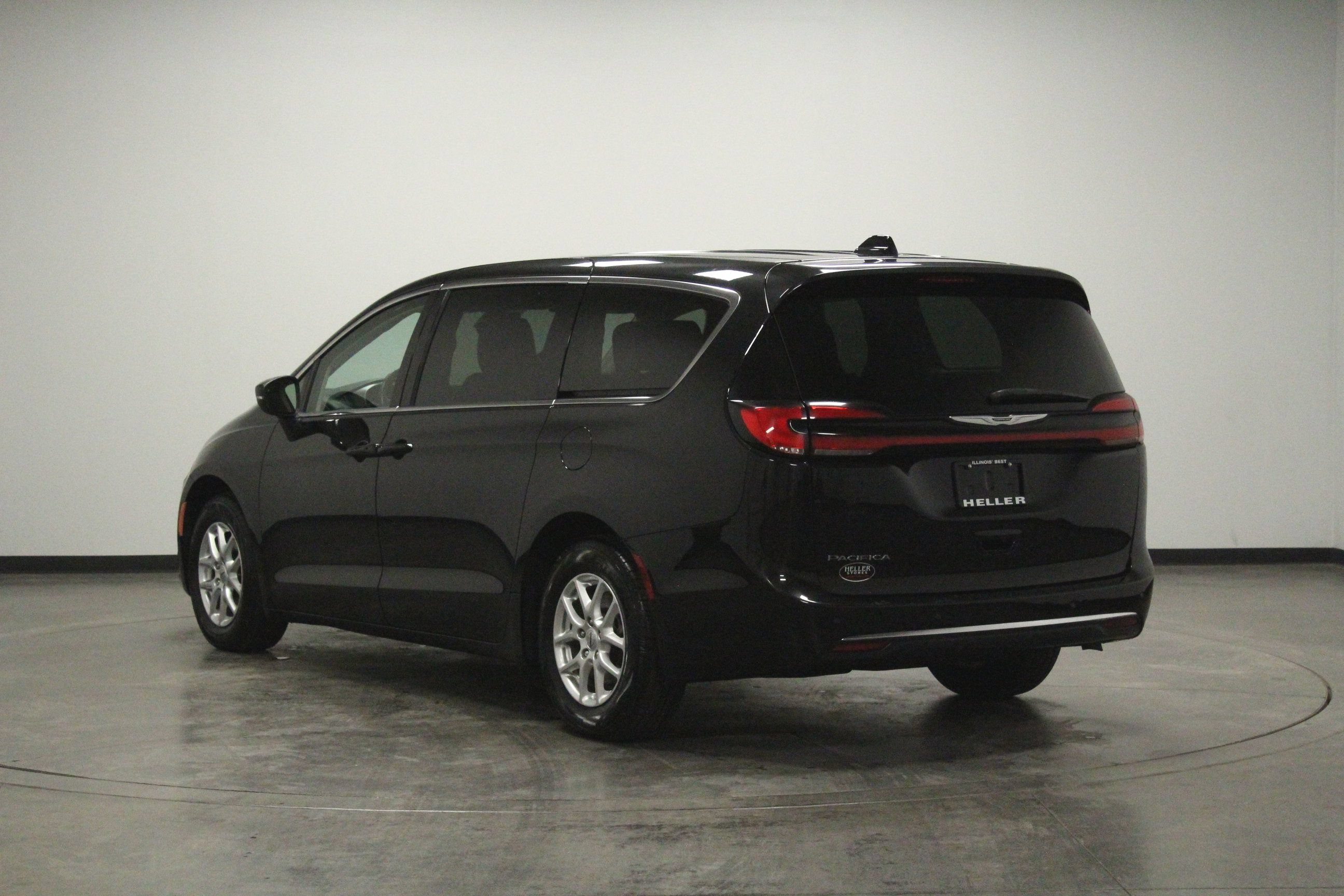 Used 2023 Chrysler Pacifica Touring-L FWD image 6