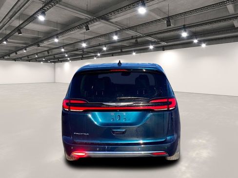 Used 2023 Chrysler Pacifica Touring-L FWD image 6
