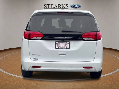 Used 2023 Chrysler Voyager LX FWD image 5