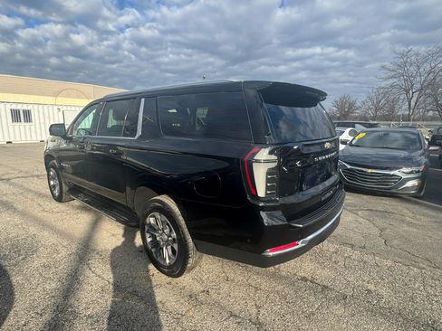Used 2025 Chevrolet Suburban LT w/ Comfort Package image 6