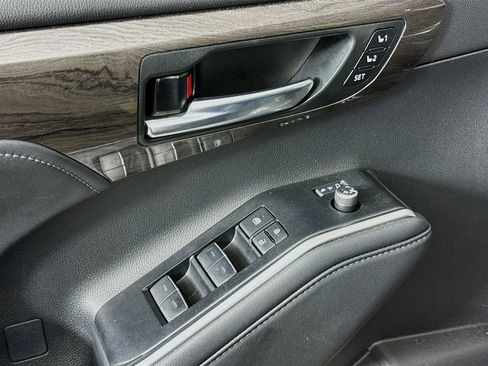 Certified 2024 Toyota Highlander Platinum FWD image 12