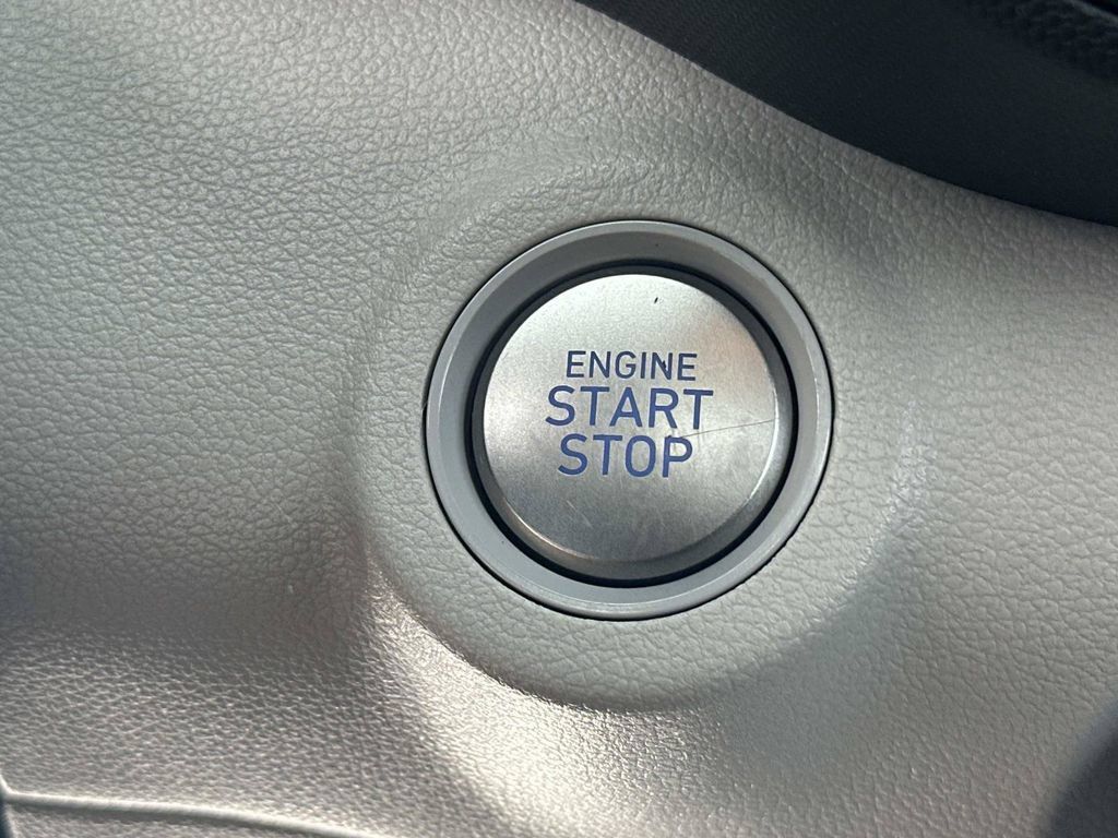 Used 2025 Hyundai Venue SEL FWD image 17