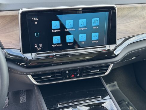 Used 2025 Volkswagen Atlas SE image 24