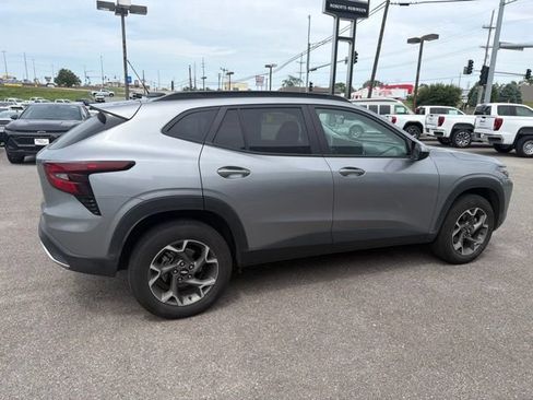 Used 2025 Chevrolet Trax LT FWD image 16