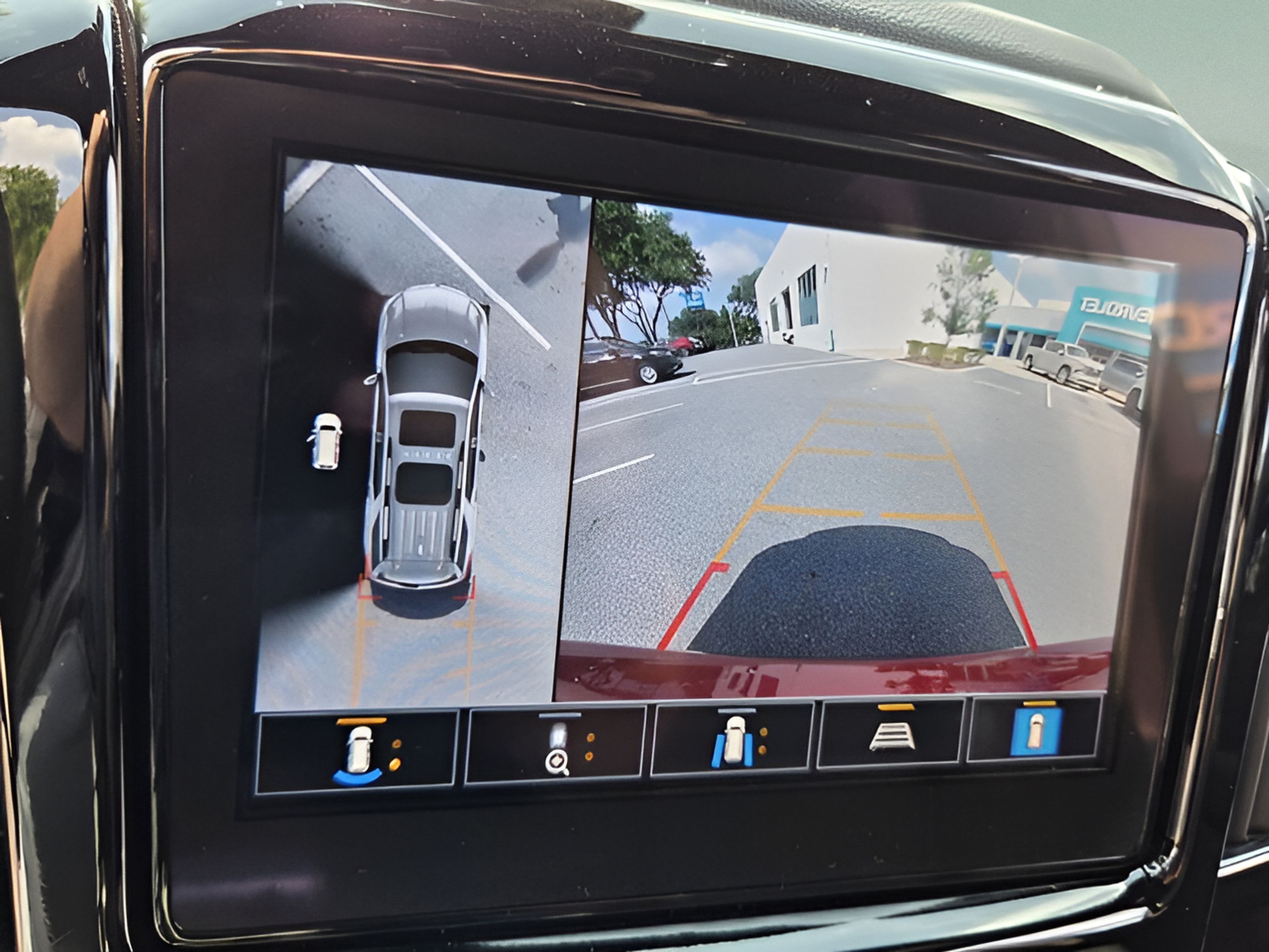 Used 2023 Chevrolet Traverse RS FWD image 19