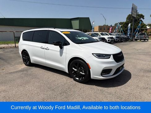 Used 2025 Chrysler Pacifica Limited FWD image 1