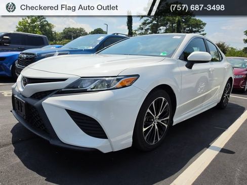 Used 2018 Toyota Camry SE w/ Moonroof Package FWD image 1