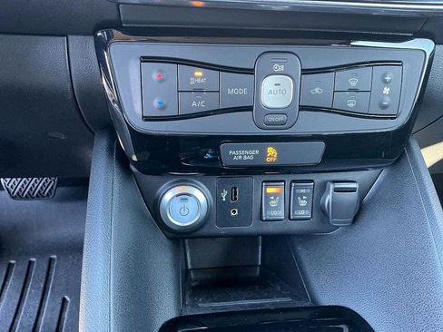 Used 2019 Nissan Leaf SV w/ SV Technology Package image 18