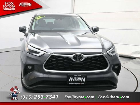 Used 2024 Toyota Highlander LE AWD/4WD image 3