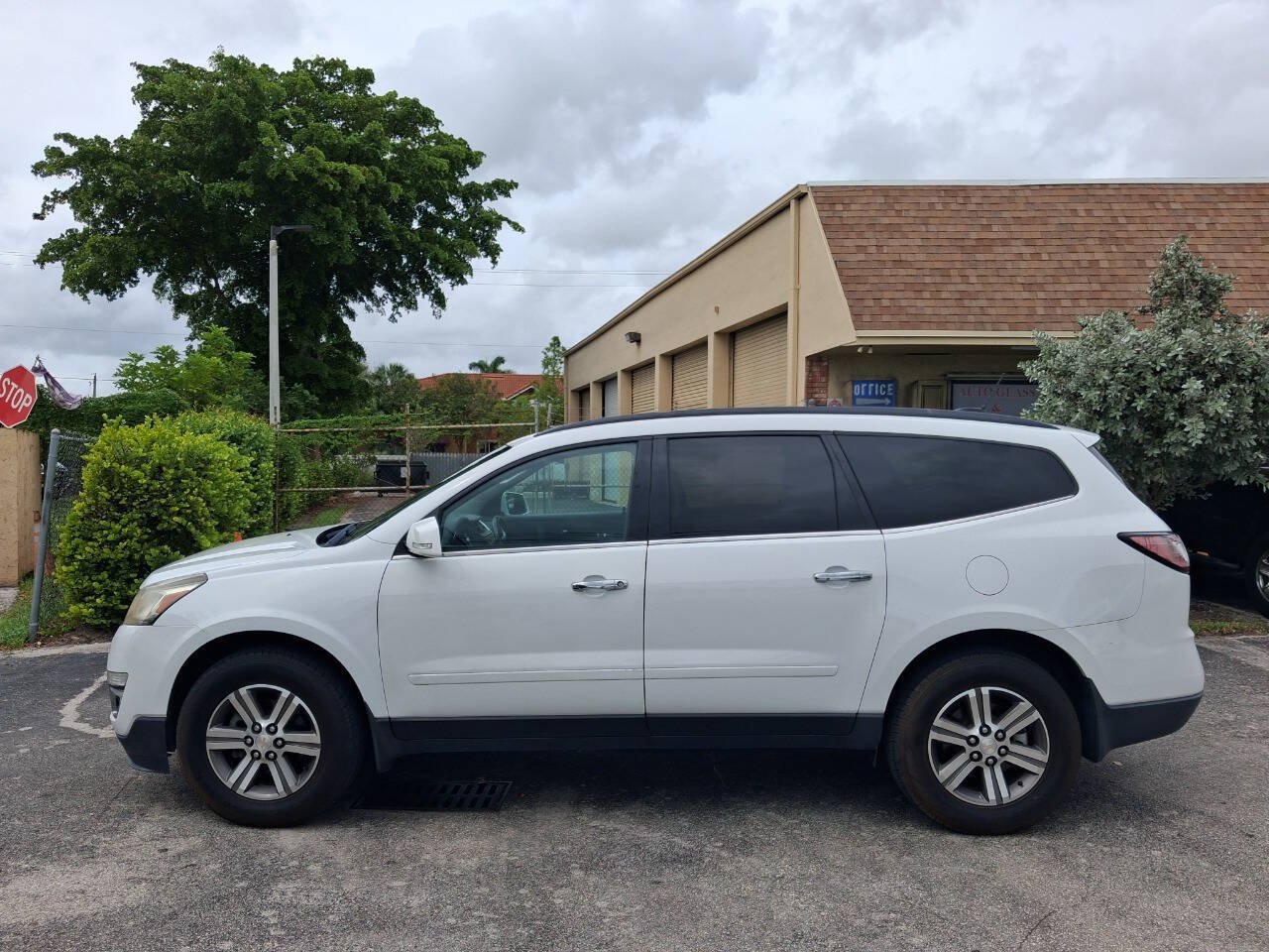 Used 2017 Chevrolet Traverse LT FWD image 1