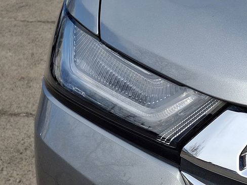 Used 2023 Chevrolet Traverse LT image 36