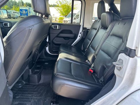 Used 2022 Jeep Wrangler Unlimited Sahara AWD/4WD image 8