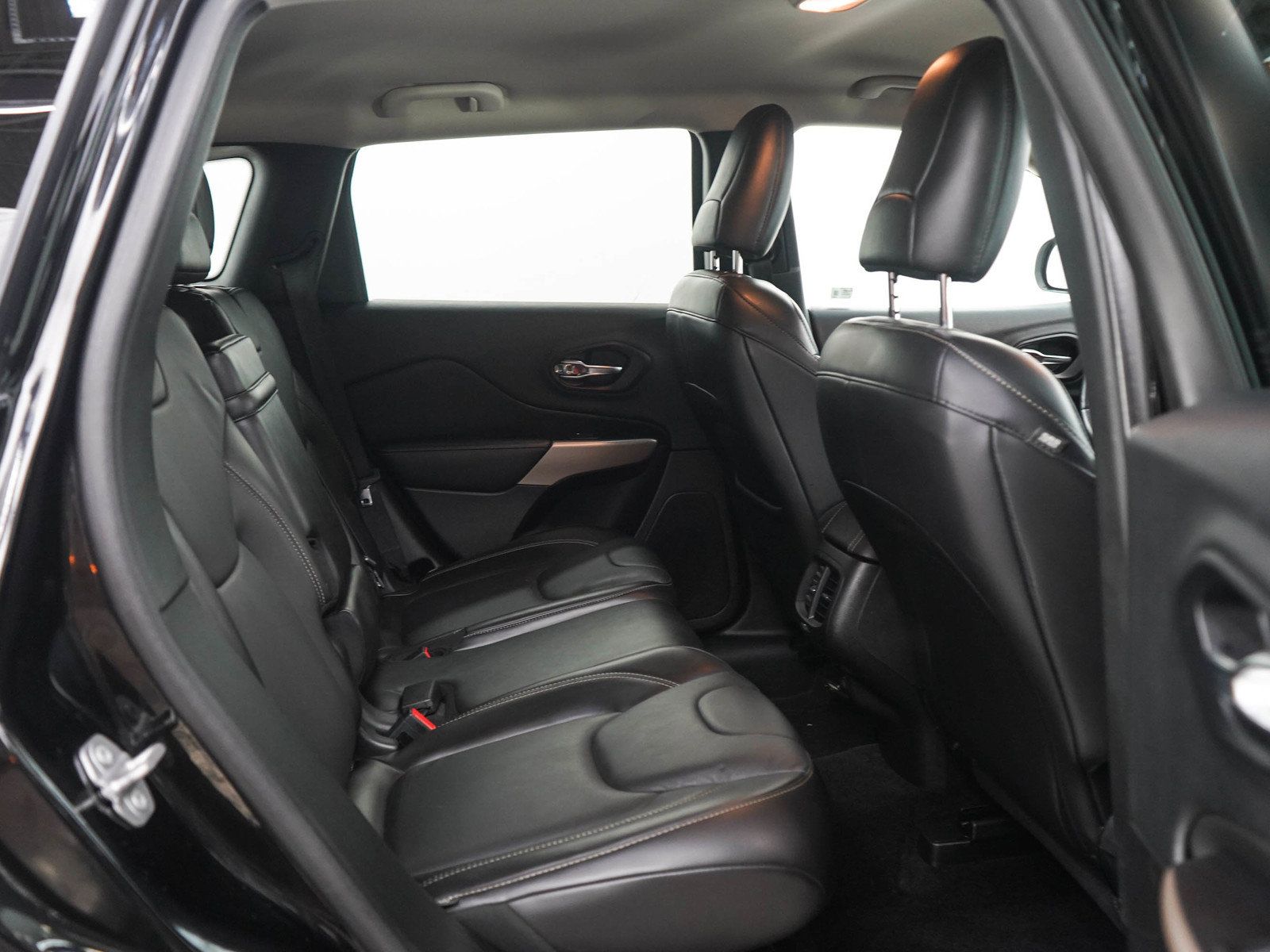 Used 2018 Jeep Cherokee Limited AWD/4WD image 12