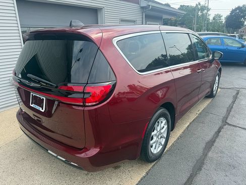 Used 2023 Chrysler Pacifica Touring-L FWD image 3