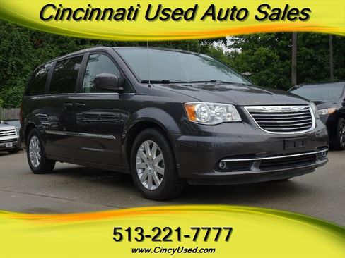 Used 2016 Chrysler Town & Country Touring FWD image 1