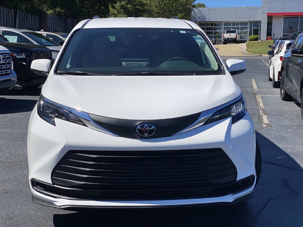 New 2026 Toyota Sienna LE FWD image 7